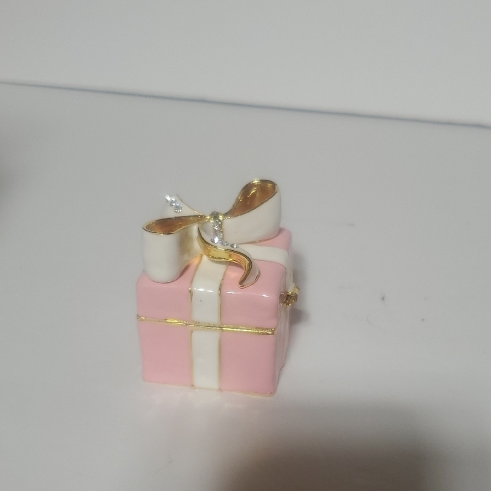 Pink and White Gift Box Trinket - Picture 4 of 7
